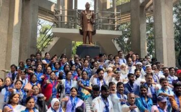 पुण्यातील आरपीआयच्या एक गट महायुतीच्या उमेदवारांना मतदान करणार नाही डॉ.आंबेडकरांच्या पुतळ्या समोर एकत्र येत घेतली शपथ