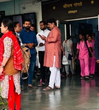 प्रचार थांबवून किशोर शिंदे यांनी रुग्णालयात दिला मदतीचा हात
