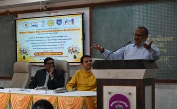 आजच्या युगात उद्योग व्यवसायाच्या भरपुर संधी उपलब्ध आहेत त्याचा फायदा घ्या आणि उद्योजक बना: संपादक संजय आवटे