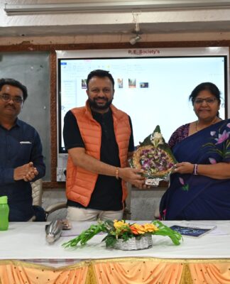 इतिहास आणि संस्कृती समजून घेण्याच्या दृष्टीने वाचन व प्रवास महत्वाचा – डॉ. आशुतोष जावडेकर