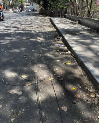 रस्त्यावर पडलेल्या अनाधिकृत केबल वर कारवाई करावी तसेच अनधिकृत केबल टाकणाऱ्या कंपन्यांकडून दंडाचे रक्कम वसूल करावी