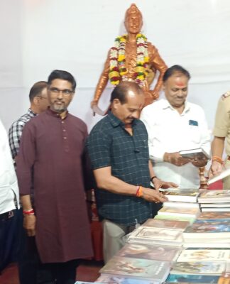 कात्रज येथे धर्मवीर छत्रपती संभाजी महाराज यांच्या पुण्यतिथी निमित्त भव्य पुस्तक प्रदर्शनाचे शिवसेना उद्धव बाळासाहेब ठाकरे पक्षाच्या वतीने आयोजन