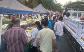 रस्त्यांवर भरणाऱ्या आठवडे बाजारांवर अतिक्रमण विभागाची कारवाई, रस्त्यावर टाकलेले टेन्ट जप्त ; पुणे बुलेटिनच्या पाठपुराव्याला यश