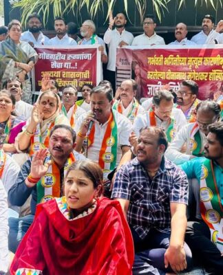दीनानाथ मंगेशकर हॉस्पिटलच्या मुजोरीचा निषेध व्यक्त करण्यासाठी राष्ट्रवादी काँग्रेस पार्टी शरद पवार पक्षाच्या वतीने जाहीर निषेध आंदोलन