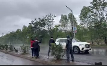 स्वाभिमानी शेतकरी संघटनेच्यावतीने मजले ता. हातकंणगले येथे मुख्यमंत्र्यांना काळे झेंडे दाखवून आंदोलन