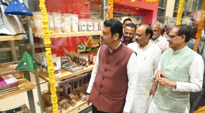 मुख्यमंत्री देवेंद्र फडणवीस यांच्या उपस्थितीत पुणे विमानतळ येथे ‘उमेद सावित्री’ दालनाचे उद्घाटन