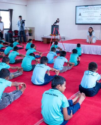 “एक वसुंधरा, एक आरोग्य हा आमचा संकल्प आहे” — सन्मती बाल निकेतनमध्ये आंतरराष्ट्रीय योग दिन उत्साहात साजरा
