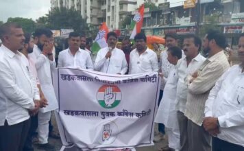 खडकवासला काँग्रेसतर्फे बबनराव लोणीकर यांच्या वादग्रस्त विधानाचा जोडे मारून निषेध