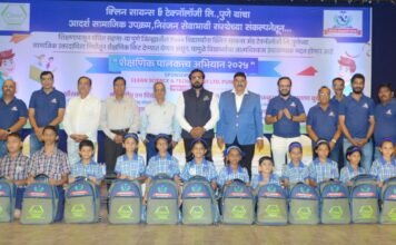 ‘क्लिन सायन्स’ आणि ‘निरंजन’ तर्फे १५०० विद्यार्थ्यांना शैक्षणिक किट प्रदान