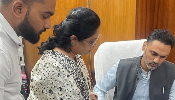 पुण्यातील वाढत्या महिला अत्याचारांवर तातडीने लक्ष देण्याची गरज; सोनाली मारणे यांनी घेतली गृहराज्यमंत्री योगेश कदम यांची भेट