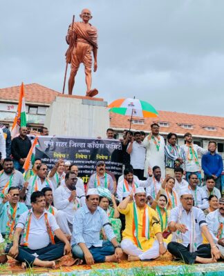 पुणे स्टेशन येथील राष्ट्रपिता महात्मा गांधी यांच्या पुतळ्याची विटंबना करण्याचा प्रयत्न केल्याच्या निषेधार्थ पुणे शहर जिल्हा काँग्रेस कमिटीच्या वतीने तीव्र आंदोलन