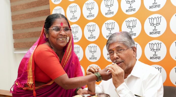 ना. चंद्रकांतदादा पाटील यांचे बीजमाता पद्मश्री राहीबाई पोपेरेंसोबत रक्षाबंधन