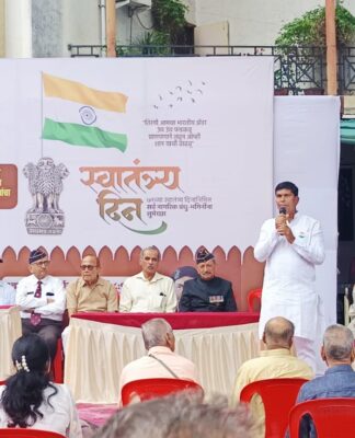 पाषाण येथे ७९ व्या स्वातंत्र्य दिनानिमित्त सैन्य दलातील निवृत्त अधिकाऱ्यांचा सन्मान