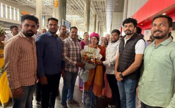 बाणेर व्यापारी संघटना व नागरिकांच्या वतीने संसदरत्न पुरस्कार मिळाल्याबद्दल खासदार मेधा कुलकर्णी यांची भेट घेत अभिनंदन केले