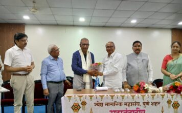 ज्येष्ठ नागरिक महासंघाच्या दिवाळी अंकाचे अशोक मुरकुटे यांच्या हस्ते प्रकाशन