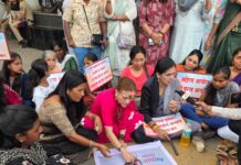 डॉक्टर संपदा मुंडे यांचा खटला फास्टट्रॅक कोर्टात चालवण्यात यावा तसेच महिला आयोग अध्यक्ष पदाचा रूपाली चाकणकरांनी राजीनामा द्यावा यासाठी गुडलक चौकात सामाजिक संघटनांचे आंदोलन