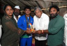 सुवर्णपदक विजेत्या सनी फुलमाळीचे ना. चंद्रकातदादा पाटील यांच्याकडून त्याच्या झोपडी मध्ये जाऊन सत्कार करत स्वीकारले पालकत्व