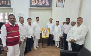 माजी पंतप्रधान इंदिरा गांधी यांना काँग्रेस भवन पुणे येथे अभिवादन