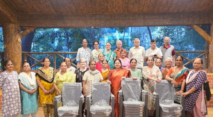 क्रिएटिव्ह फाउंडेशन तर्फे विविध ज्येष्ठ नागरिक संघ , हास्यक्लब व इतरांसाठी खुर्च्या भेट