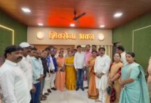 विधानपरिषद उपसभापती डॉ. नीलम गोऱ्हे यांच्या आश्वासनानंतर पुण्याच्या शिवसेना भवन समोरचे आंदोलन स्थगित