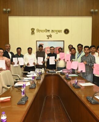 विभागीय आयुक्त डॉ. चंद्रकांत पुलकुंडवार यांच्या हस्ते शिक्षक व पदवीधर प्रारुप मतदार याद्या प्रसिद्ध