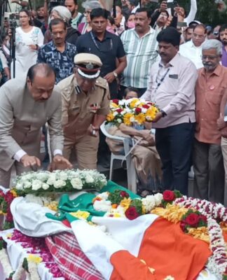 ज्येष्ठ समाजसेवक डॉ. बाबा आढाव यांच्यावर शासकीय इतमामात अंत्यसंस्कार