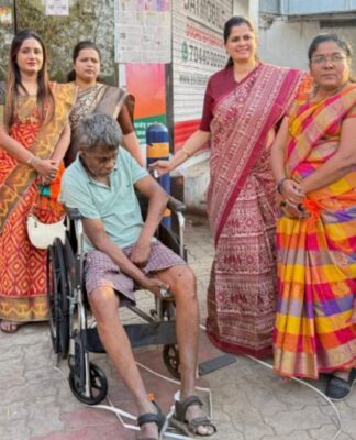 बोपोडीत सामाजिक बांधिलकीचे उदाहरण : अरुण भाऊ गायकवाड यांना व्हीलचेअर प्रदान