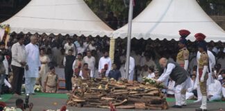 उपमुख्यमंत्री अजित पवार यांना शोकाकुल वातावरणात शासकीय इतमामात अंत्यसंस्कार; केंद्रीय गृहमंत्री अमित शहा, मुख्यमंत्री देवेंद्र फडणवीस यांच्यासह मान्यवरांची उपस्थिती