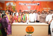 पुणे उत्तर मध्ये राष्ट्रवादी कॉंग्रेसला खिंडार शिरुरच्या माजी आमदारांच्या कुटुंबियांचा असंख्य कार्यकर्त्यांसह भाजपमध्ये प्रवेश