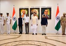 महाराष्ट्र लोकभवन येथे राज्यपाल देवव्रत यांची उपमुख्यमंत्री अजित पवार यांना श्रद्धांजली