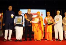 समाजकार्याचे यशस्वी प्रयोग समाजव्यापी व्हावेत – अतुल लिमये ; जनकल्याण समितीतर्फे दादा लाड आणि महंत भारतभूषणदासजी महाराज यांना ‘श्रीगुरुजी पुरस्कार’ प्रदान