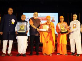 समाजकार्याचे यशस्वी प्रयोग समाजव्यापी व्हावेत – अतुल लिमये ; जनकल्याण समितीतर्फे दादा लाड आणि महंत भारतभूषणदासजी महाराज यांना ‘श्रीगुरुजी पुरस्कार’ प्रदान