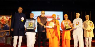 समाजकार्याचे यशस्वी प्रयोग समाजव्यापी व्हावेत – अतुल लिमये ; जनकल्याण समितीतर्फे दादा लाड आणि महंत भारतभूषणदासजी महाराज यांना ‘श्रीगुरुजी पुरस्कार’ प्रदान