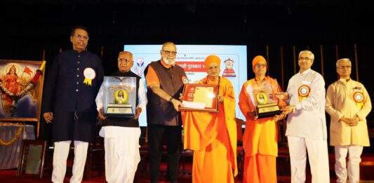 समाजकार्याचे यशस्वी प्रयोग समाजव्यापी व्हावेत – अतुल लिमये ; जनकल्याण समितीतर्फे दादा लाड आणि महंत भारतभूषणदासजी महाराज यांना ‘श्रीगुरुजी पुरस्कार’ प्रदान