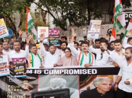 गुडलक चौकात युवक काँग्रेसचे आंदोलन; “PM कॉम्प्रमाईज”चा आरोप, अनेक पदाधिकारी ताब्यात