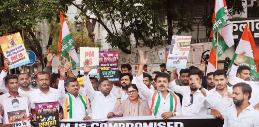 गुडलक चौकात युवक काँग्रेसचे आंदोलन; “PM कॉम्प्रमाईज”चा आरोप, अनेक पदाधिकारी ताब्यात