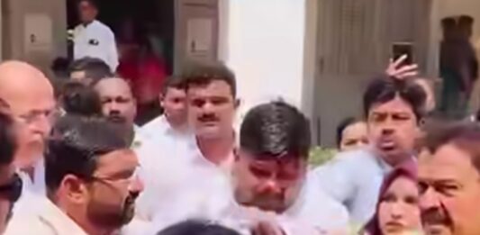 पुण्यात भाजप–काँग्रेस कार्यकर्त्यांमध्ये दगडफेक; पत्रकार, पोलीसांसह अनेक जखमी – शहरातील राजकीय वातावरण तापले