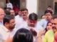 पुण्यात भाजप–काँग्रेस कार्यकर्त्यांमध्ये दगडफेक; पत्रकार, पोलीसांसह अनेक जखमी – शहरातील राजकीय वातावरण तापले