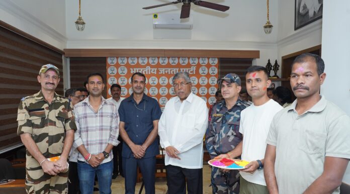 ना. चंद्रकांतदादा पाटील यांची सीआयएसएफच्या जवानांसोबत होळी साजरी
