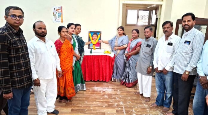 पुणे शहर जिल्हा काँग्रेस कमिटीच्या वतीने क्रांतीज्योती सावित्रीबाई फुले यांच्या पुण्यतिथी निमित्त अभिवादन
