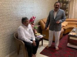 भोंदू बाबा खरात सोबतच्या फोटोवरून मंत्री चंद्रकांत पाटील यांच्यावर टीका; नगरसेवक अमोल बालवडकर आक्रमक