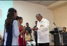 महिला दिनी मंत्री चंद्रकांतदादा पाटील यांच्याकडून विद्यार्थिनींचे औक्षण करून स्त्रीशक्तीचा अनोखा सन्मान