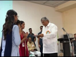 महिला दिनी मंत्री चंद्रकांतदादा पाटील यांच्याकडून विद्यार्थिनींचे औक्षण करून स्त्रीशक्तीचा अनोखा सन्मान
