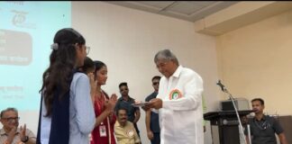 महिला दिनी मंत्री चंद्रकांतदादा पाटील यांच्याकडून विद्यार्थिनींचे औक्षण करून स्त्रीशक्तीचा अनोखा सन्मान