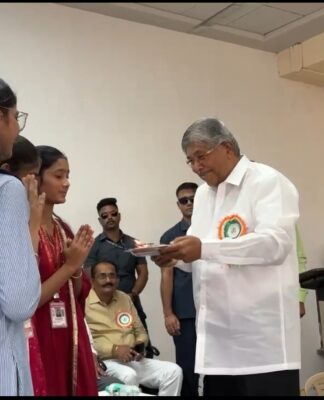 महिला दिनी मंत्री चंद्रकांतदादा पाटील यांच्याकडून विद्यार्थिनींचे औक्षण करून स्त्रीशक्तीचा अनोखा सन्मान