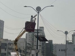 पॅनकार्ड रोड परिसरात स्ट्रीट लाईट पोलवरील २८०० मीटर अनधिकृत नेट केबल हटविण्याची कारवाई
