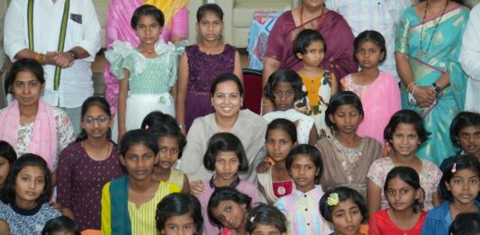 अनाथ मुलींमध्ये रमल्या महिला व बाल विकास मंत्री अदिती तटकरे; सिंधुताई सपकाळ यांच्या संस्थेत ‘आपुलकीचा संवाद’