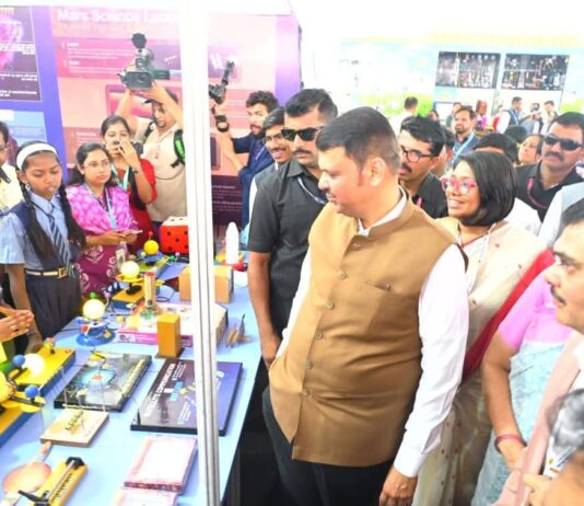 खानवडीत ‘ज्योती-सावित्री जिल्हा परिषद शाळेचे’ मुख्यमंत्री देवेंद्र फडणवीस यांच्या हस्ते उद्घाटन