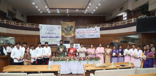 “वाचाल तर वाचाल” संदेशाचा जागर- पुणे मनपामध्ये डॉ.आंबेडकर जयंती निमित्त विद्यार्थ्यांना पुस्तकांचे वाटप