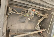 सुतारवाडीत स्कूल बसच्या बॅटऱ्या चोरी